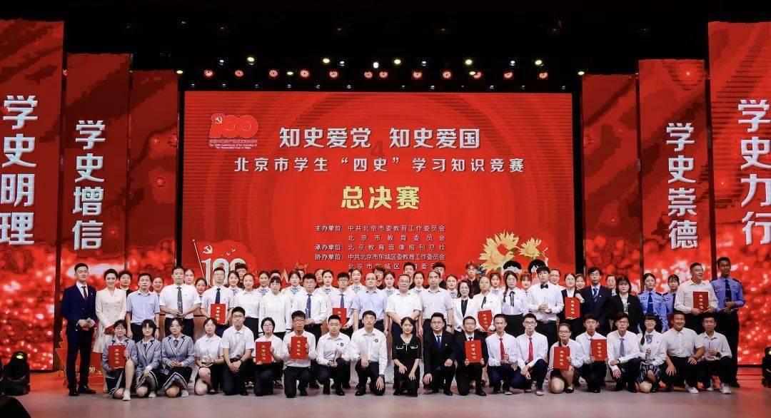 39岁冉莹颖和老公现身机场，上衣过紧勒出“沟”，网友：不难受
